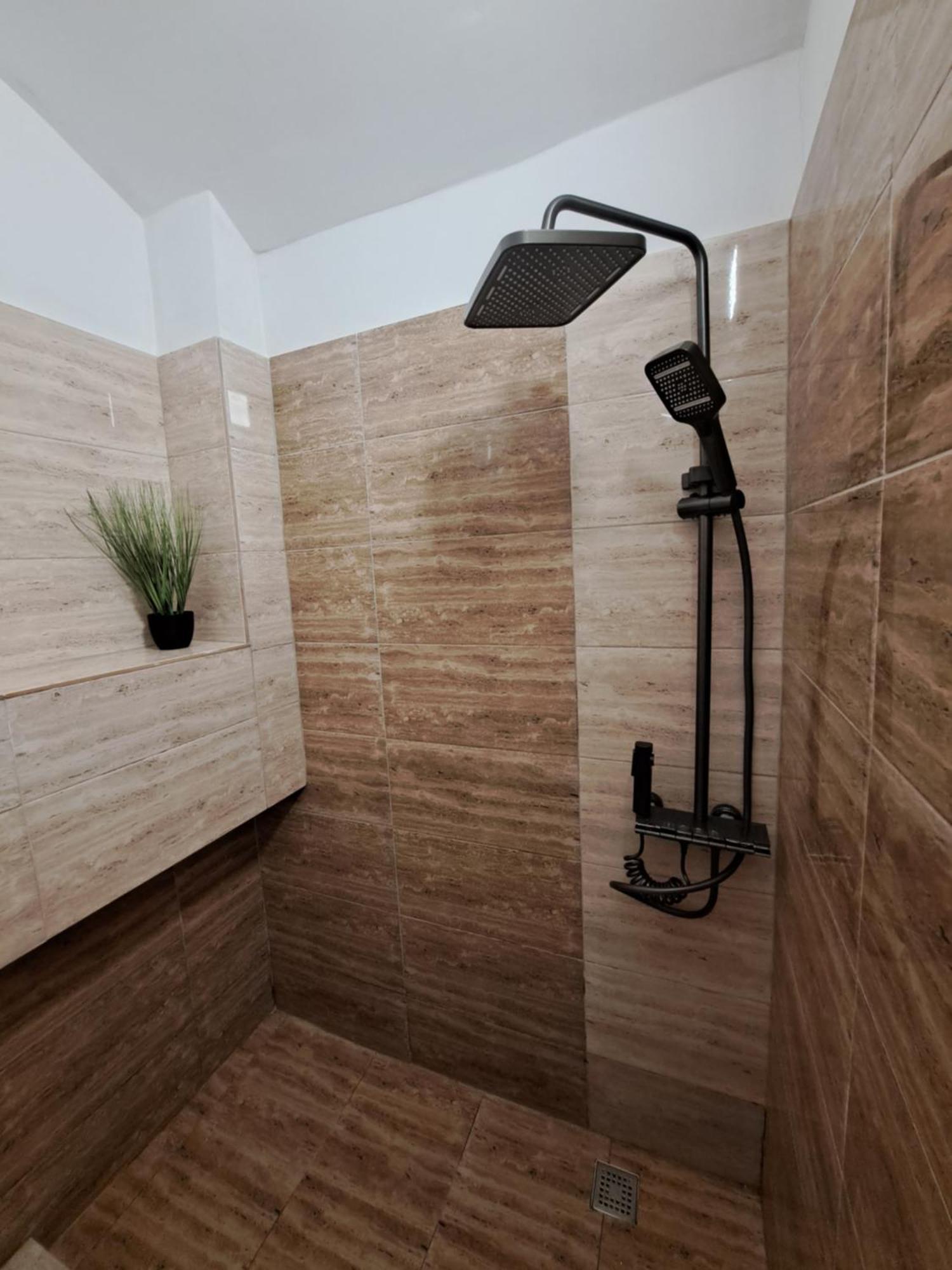 Regim Hotelier Pietonala Oradea Bilik gambar